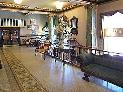 Clarion Inn & Suites Белвил Екстериор снимка