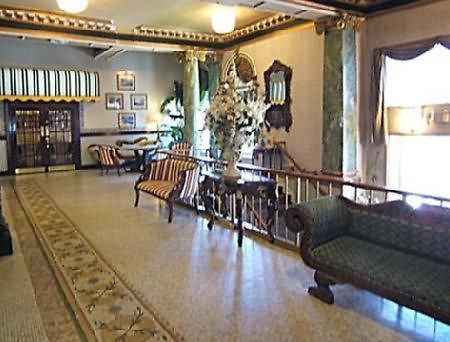 Clarion Inn & Suites Белвил Екстериор снимка