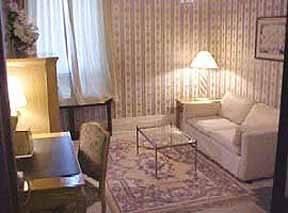 Clarion Inn & Suites Белвил Екстериор снимка